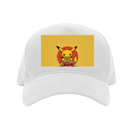 Kasket Pikachu animefigur, der spiser ramen i japansk stil mod gul baggrund, et trendy motiv perfekt til fans af Pokémon og kawaii.