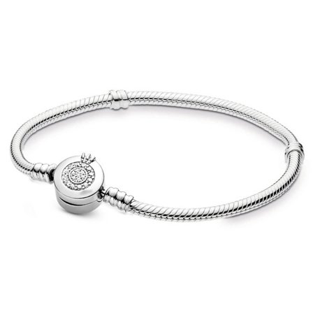 Vit koppararmband, runt och exklusivt, som present till familjen a