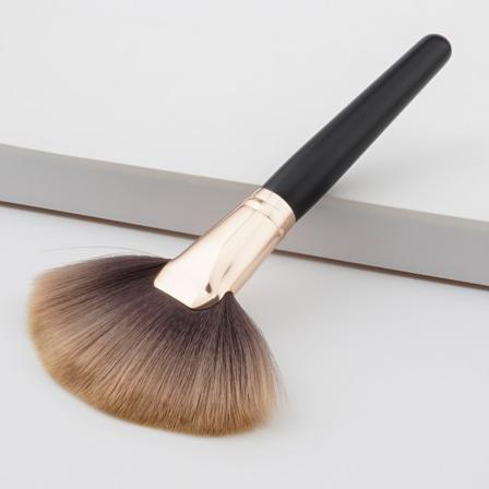 Fläktborste, mjuk och professionell makeupborste / highlighterborste
