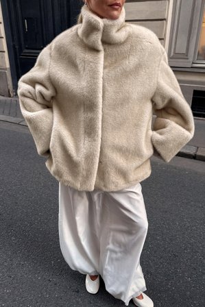 Janni Delér x NA-KD Jacke aus Kunstpelz mit weiten Ärmeln - Kunstpelz Jacken & Mäntel - Beige - EU 40