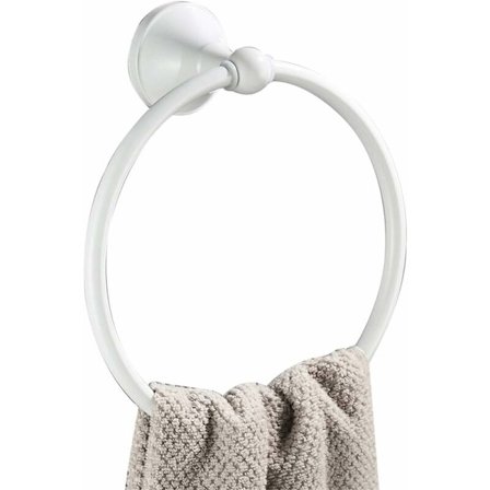 Rund messingstang i messing for håndkleholder på bad, hengende håndkle festet på veggen, hvit