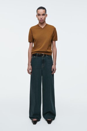 COS Women's Camiseta Con Cuello De Pico En Punto De Algodón in Beige