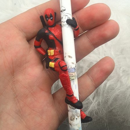 Mini Deadpool Bilpynt – Sjov Superhelte Instrumentbræt & Skrivebordsdekoration *Deadpool holder en pen*
