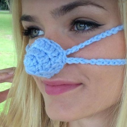 Håndlaget nesemaske i ull, pustende, komfortabel og varm, egnet for utendørsaktiviteter.