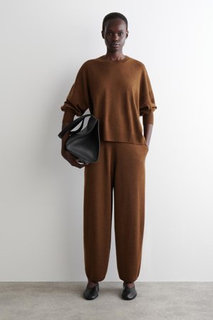 COS Women's Barrel Leg Byxor I Merinoull in Brun