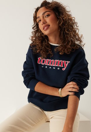 TOMMY JEANS - Tjw Bxy Tommy Applique Crew - C1g Dark Night Navy - Kläder - - Bubbleroom