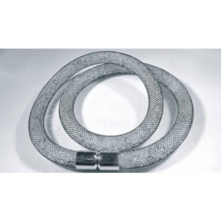 Dobbelt svart armbånd fylt med hvite krystaller