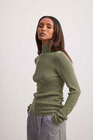 NA-KD Ribbstickad långärmad topp med turtleneck - Polotoppar - Grön - XX-Small