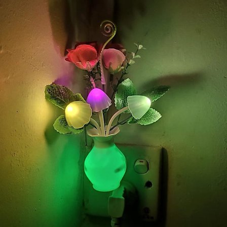 4 kpl pistokkeellisia LED-yövaloja automaattisella hämärästä aamunkoittoon -anturilla, 0.