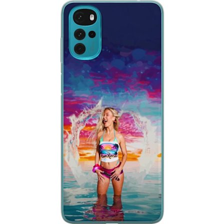 Kompatibelt Mobildeksel til Motorola Moto G22 Blond kvinne i fargerik strandantrekk som leker i havet ved solnedgang