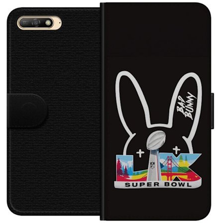 Kompatibelt Lommeboketui til Huawei Y6 (2018) Bad Bunny portrett med åpen skjorte, tatoveringer og krøllete hår i stilfull motefotografering