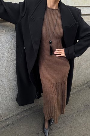 NA-KD geripptes Maxikleid aus Strickstoff - Langärmlige Maxikleider - Braun - S