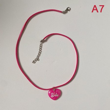 Barbie Heart Letter Halsband Girls Sweet Pendant Halsband Pers