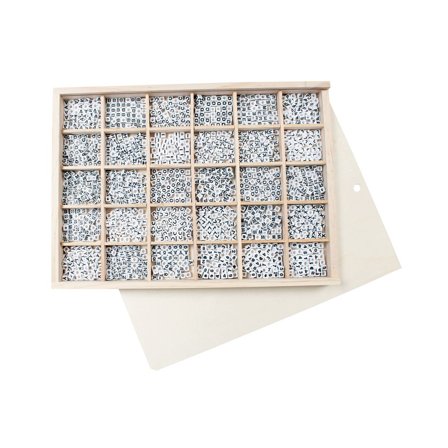 PLAYBOX Bokstavspärlor i trälåda 1500/fp - Lyreco - Skola och förskola - Hobbymaterial - Pärlor