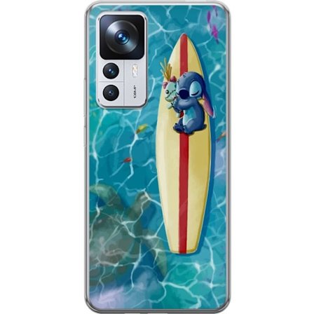 Kompatibel Mobilcover til Xiaomi 12T Afslappende illustration af Stitch der hviler på et surfbræt i klart turkisfarvet vand