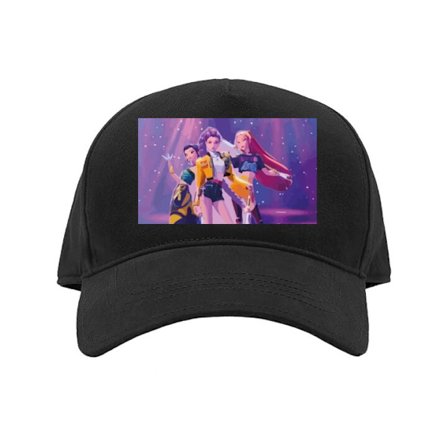 Kasket Farverig K-pop-inspireret pigegruppe på scenen med neonlys, disco-æstetik, stærke farver og en futuristisk popkultur-følelse