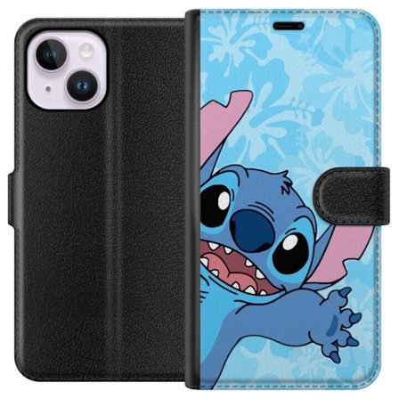 Kompatibelt Lommeboketui til Apple iPhone 15 Plus Leken illustrasjon av Stitch som strekker seg mot kameraet på lyseblå blomstret bakgrunn