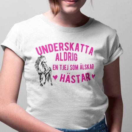 Underskatta Aldrig En Tjej Som Älskar Hästar T-shirt Vit 152cl 12-13år