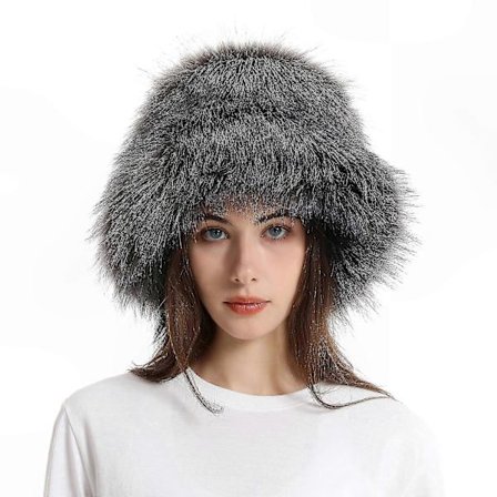 Bøttehatt i plysj-fuskepels for varme og stil om vinteren