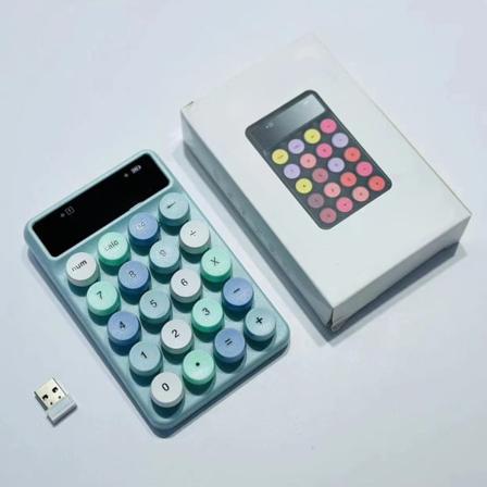20 näppäimen numeronäppäimistö, jossa on 2,4 Gt:n USB vastaanottimen akku, joka saa virtaa tiedon syöttämistä varten Blue
