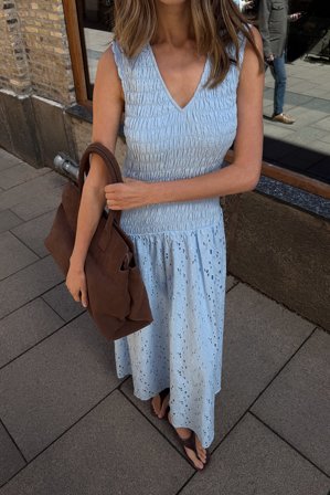 Moa Mattsson x NA-KD - Anglaise-maxikjole med smockdetaljer - Smock kjoler - Blå - EU 34