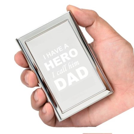 Farsdag I HAVE A HERO I call him DAD . Korthållare m Gravyr