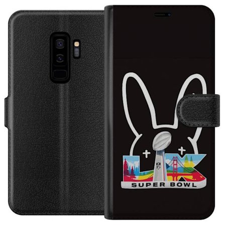 Kompatibelt Lommeboketui til Samsung Galaxy S9+ Bad Bunny portrett med åpen skjorte, tatoveringer og krøllete hår i stilfull motefotografering