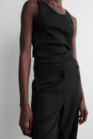 COS Spodnie Garniturowe 7/8 in Czarny