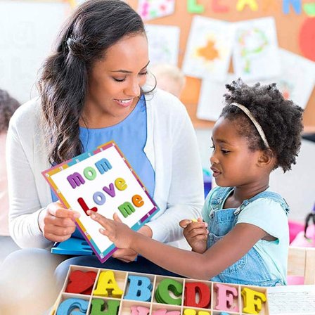 Sett med 130 fargede bokstaver i LOVE tre store bokstaver i tre