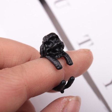 Ring med hund, der krammer fingerpuddel sort