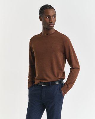 GANT - Genser i ekstra fin merinoull med rund hals til herre mahogany brown