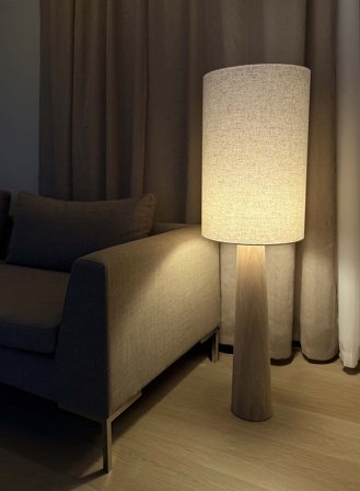 Linde gulvlampe - tre/linskjerm