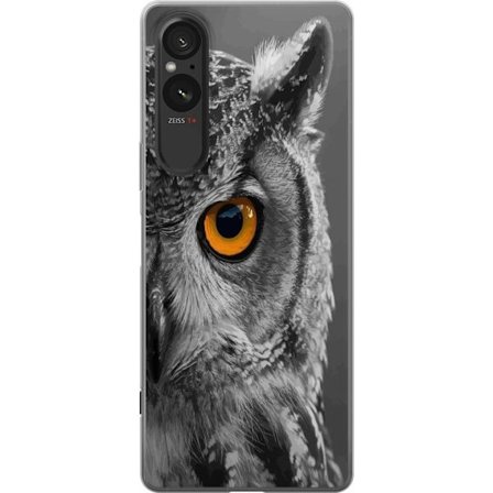 Kompatibelt Mobildeksel til Sony Xperia 5 V Svart og hvit nærbilde av en ugle med kraftig oransje øye og detaljert fjærstruktur.