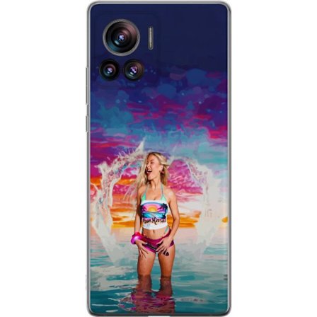 Yhteensopiva Puhelinkuori Motorola Edge 30 Ultra Vaalea nainen kirjavia rantavaatteita pelaa meressä auringonlaskun aikaan