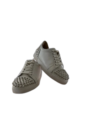 Vita sneakers med nitar från Louboutin
