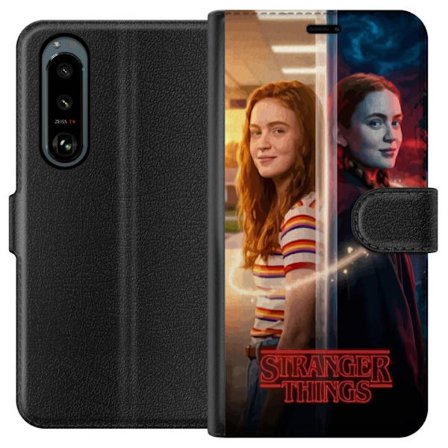 Kompatibelt Lommeboketui til Sony Xperia 5 III Delt portrett av Max Mayfield mellom hverdag og mørk parallellverden i Stranger Things-stil