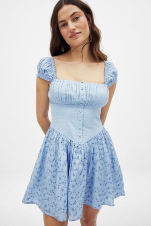 Moa Mattsson x NA-KD - Minikjole med anglaise og vide skjørt - Vårkjoler - Blå - EU 44