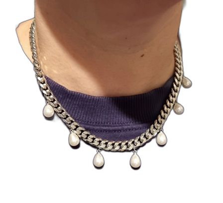 Stilfullt halsband med pärlor