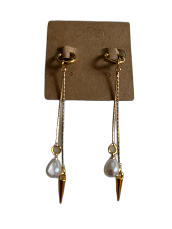 Guldiga örhängen med pärlor och spikes