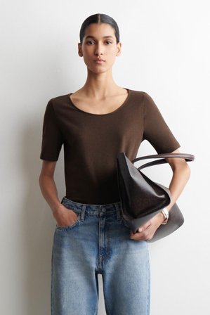 COS Women's Figurnära T-Shirt I Bomull Med Djup Halsringning in Brun