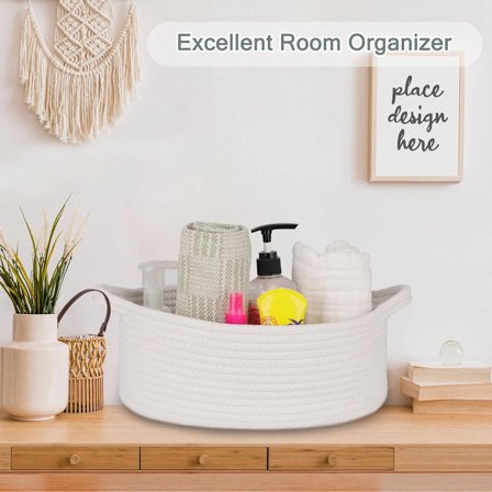 Liten vävd korg i skandinavisk minimalistisk stil med presentpåsar och band, tom presentkorg, förvaring för baby leksaker i barnkammaren, bomullsrep