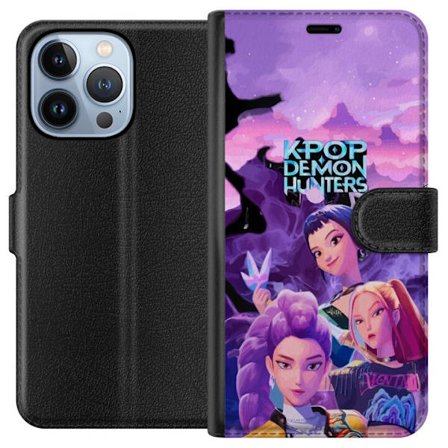Apple iPhone 13 Pro Tegnebogsetui K Pop Demon Hunters anime-design med tre kvindelige krigere i et stilfuldt lilla og lyserødt K pop-inspireret motiv