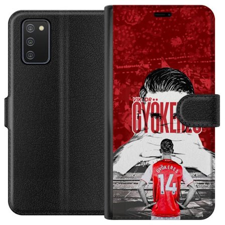 Yhteensopiva Lompakkokotelo Samsung Galaxy A02s Punainen dramaattinen kollaasikuva, jossa esiintyy Viktor Gyökeresin muotokuva ja pelaajia takaapäin a