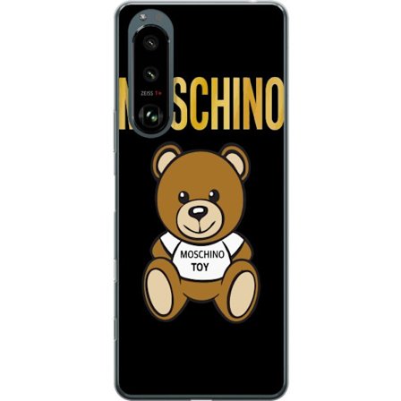 Kompatibelt Mobilskal till Sony Sony Xperia 5 III Moschino-inspirerad nallebjörn med text på tröjan, centrerad mot svart bakgrund med tydlig mode-