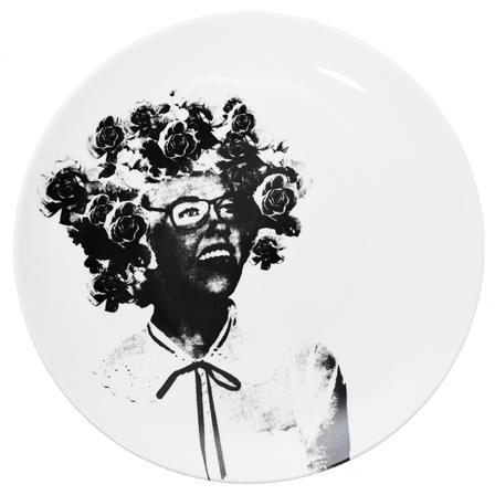 Lisa Bengtsson Os Kvinder porcelænstallerken Mors Nye Pige 26 cm. | KitchenOne