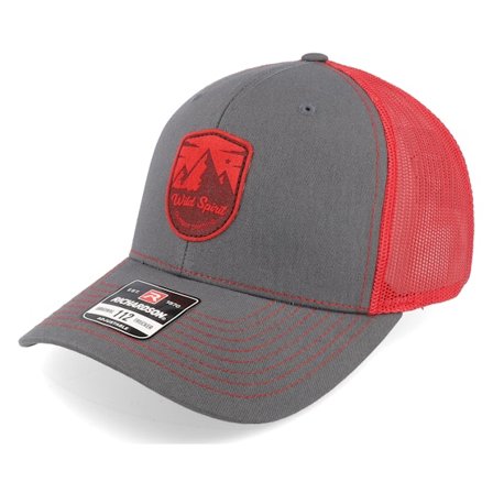 Wild Spirit - Grå trucker Caps - Shield Peak 112 Split Charcoal/Red Trucker @ Hatstore