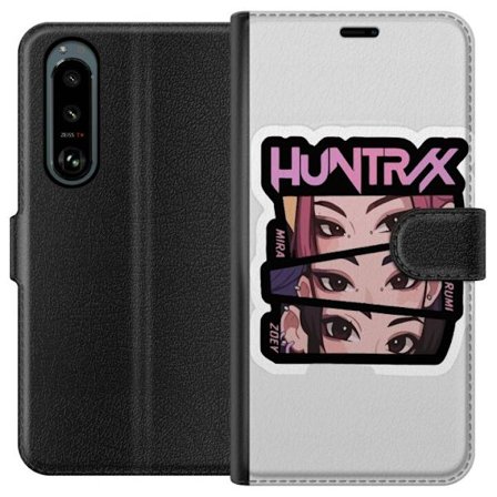 Yhteensopiva Lompakkokotelo Sony Xperia 5 III K-pop-inspiroitunut futuristinen tyttöryhmä neonvaloissa ja kosminen sci-fi-kohtaus