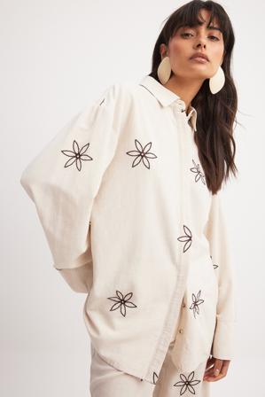 NA-KD - Oversized skjorte med blomsterdetaljer - Skjorter - Beige - EU 40