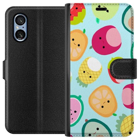 Kompatibel Tegnebogsetui til Sony Xperia 5 V Mønster af kawaii frugter som jordbær citron ananas og avocado på lyseblå baggrund