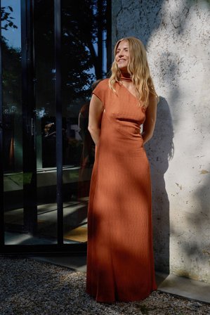 Michaela Wissén x NA-KD Robe longue asymétrique à détail au dos - Robes de cérémonie - Marron - EU 44